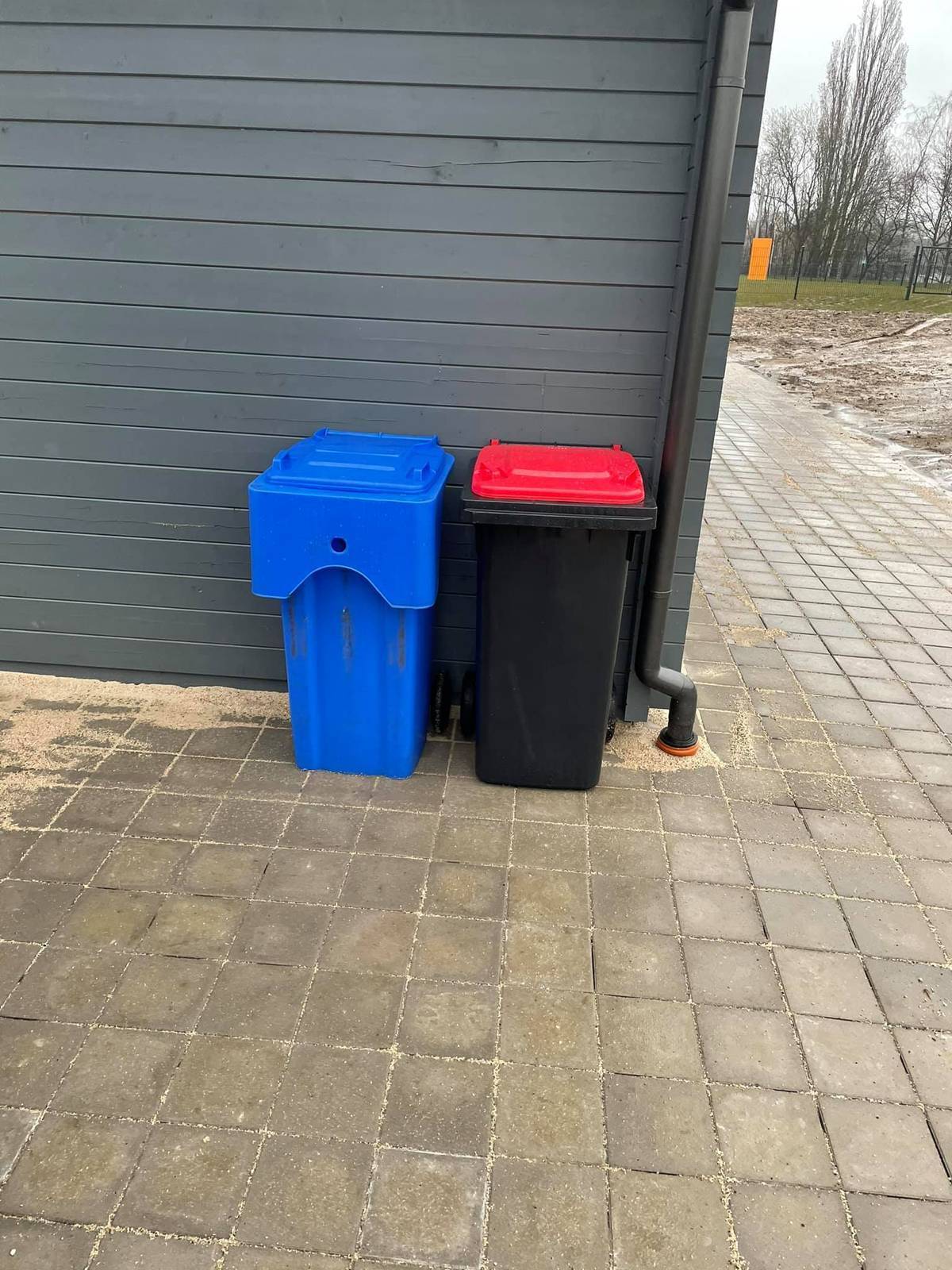 Mülltonnen und Toiletten