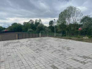 16.04.2021: Die Außenanlage wächst weiter. 3. Übungsplatz ist soweit fertig !